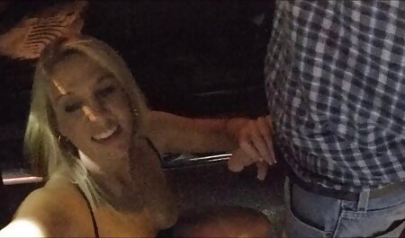 Busty woman with a big milk neemt haar hamster sex filmpjes tepel met een harde lul