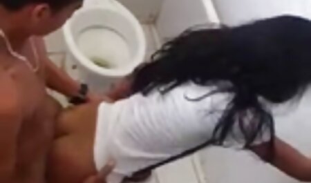 Strakke anus sexfilmpjes van een man verscheurd door een strapon meisje