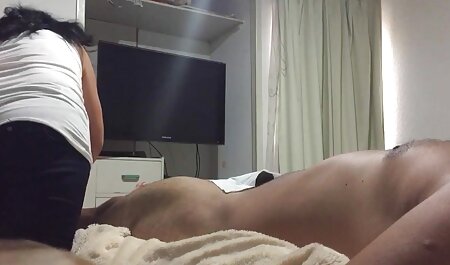 Hotties gratis sexfilmpjes die lesbische seks hebben op het bed dildo